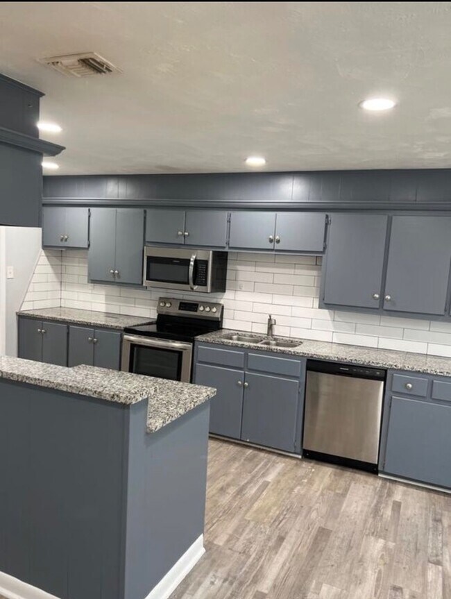 Photo - 1520 E 2nd St