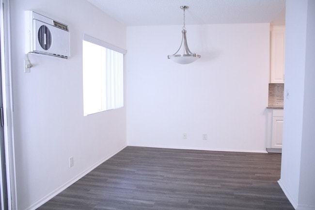 Open Lay Out Dining Room - 1737 Glendon Ave Unit 5
