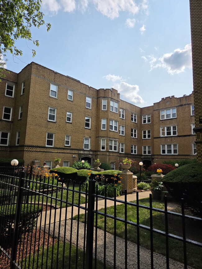 Photo - 6312 N Richmond St Unit 2B