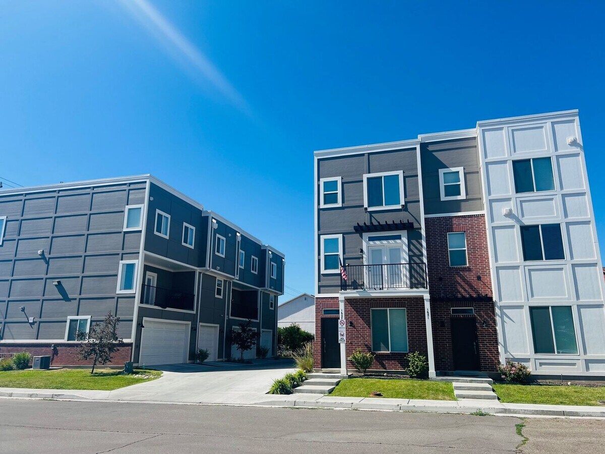 Beautiful townhome with garage and central... - Beautiful townhome with garage and central...