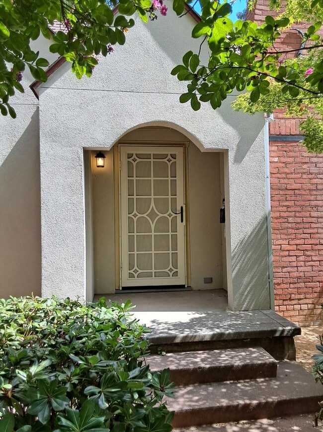 Building Photo - 1160 Palm Ave Unit A