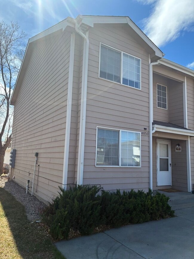Building Photo - 2 Bed 1.5 Bath Townhouse End Unit in North Central Loveland