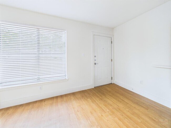 Photo - 711 W 32nd St Unit 108