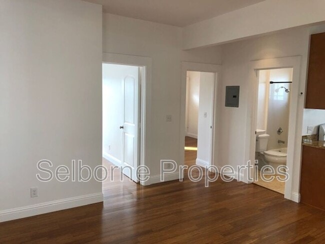 Photo - 939 International Blvd