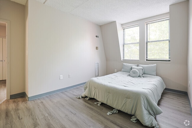 2BR, 1BA - 848SF - Primary Bedroom - Parmelee Court
