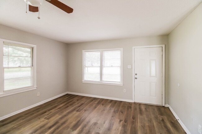 Photo - 1108 W Camp Cir
