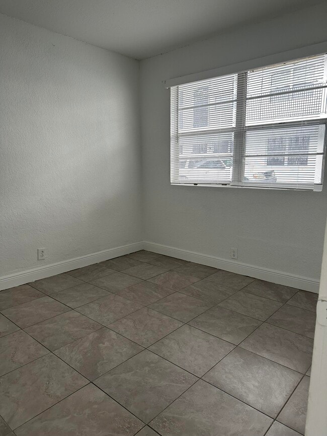 Building Photo - 608 5th St Unit 2