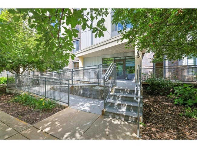 Building Photo - 2565 Franklin Ave Unit 207