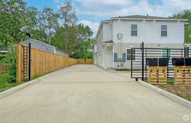 Building Photo - 4512 Brinkley St Unit B Rental
