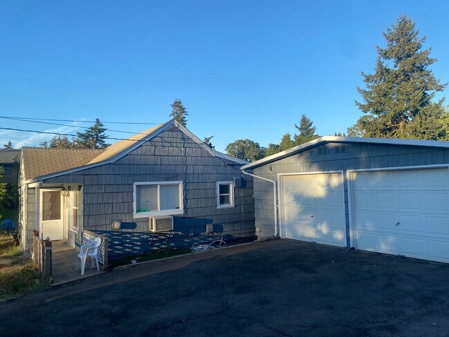 Photo - Cozy Single family home with two car garag...