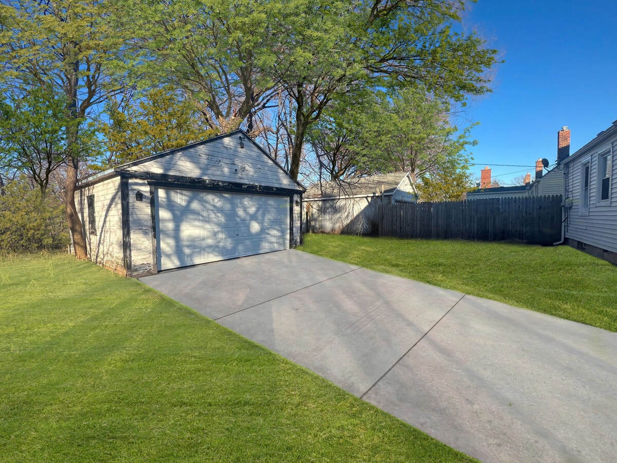 Photo - 22236 Lyndon St