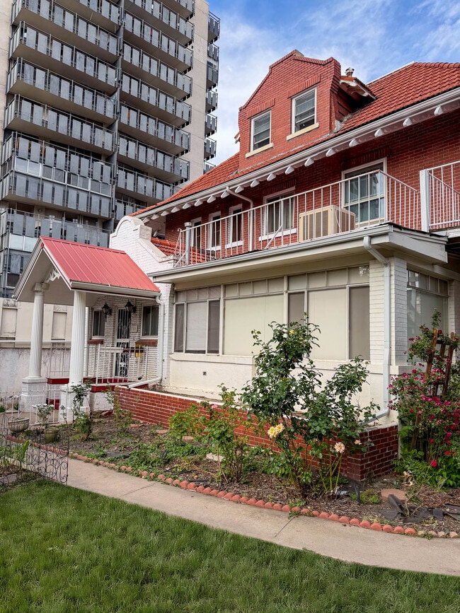 Front Building View - 750 Washington St