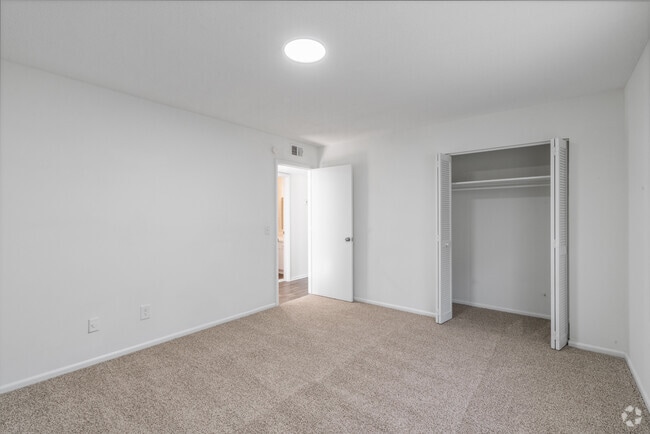 2BR, 1BA - 960SF - Bedroom - Ravenwood Hills