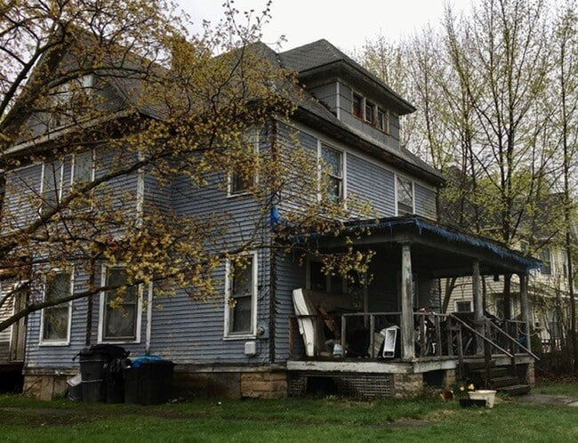 1004 N Main St