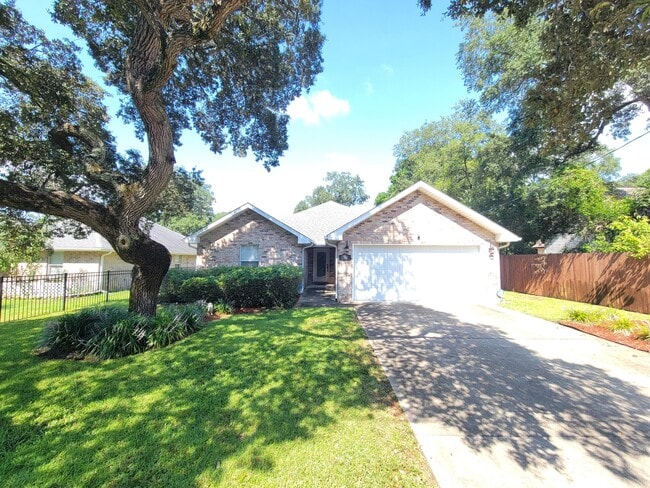 Building Photo - 712 Hazel Dr
