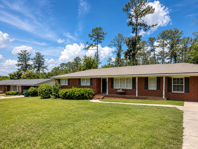 Building Photo - Spacious 3 Bedroom Brick Home with Open Floor Plan, Large Fenced Yard & Carport in Valdosta