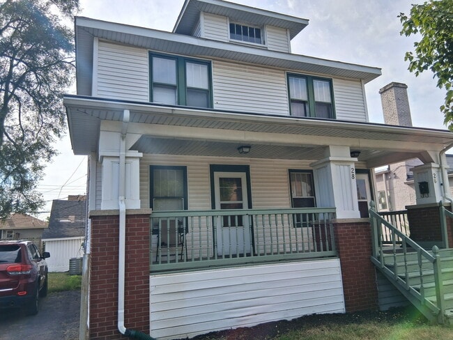 Building Photo - 26 Renshaw Ave Unit Downtown Clawson Two Beds One Bath