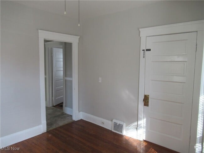 Building Photo - 2080 Halstead Ave Unit UPSTAIRS Rental