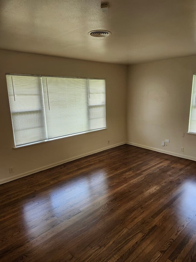 Photo - 6114 Doulton Dr