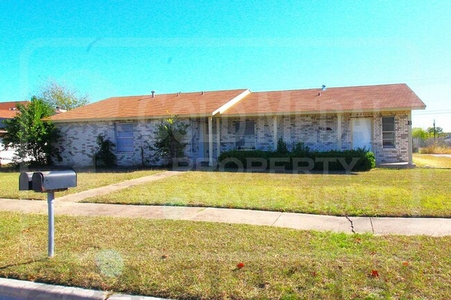 Building Photo - 2302 Hunt Dr Unit A