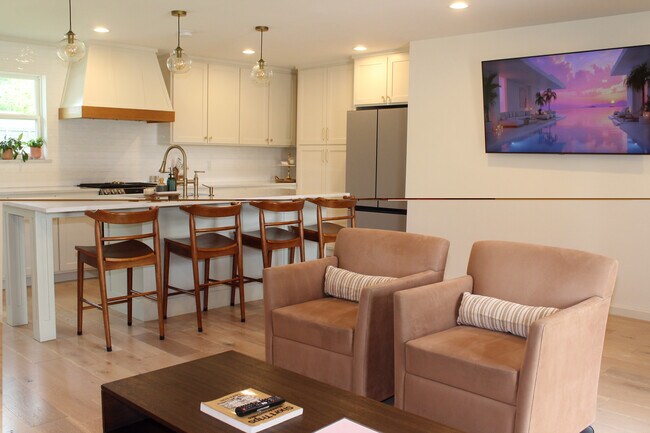 2533 Mark Dr