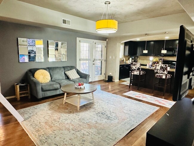 Building Photo - Available Dec 10th! 3bed 2bath