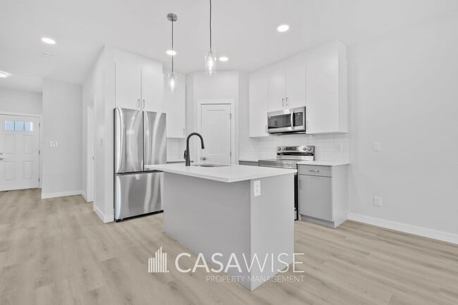 Building Photo - 10248-10157 157 St NW Unit Main