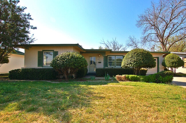 Building Photo - PRE-LEASING for July! Great 3 Bedroom 2 Bathroom Home Near Texas Tech