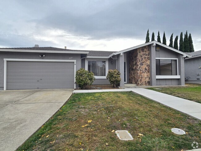 Building Photo - Spacious Home with Open Floorplan, Fresh P...