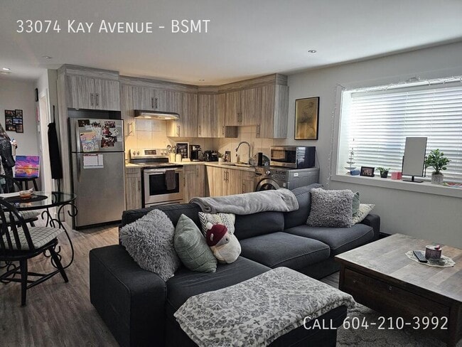 Building Photo - Spacious Suite