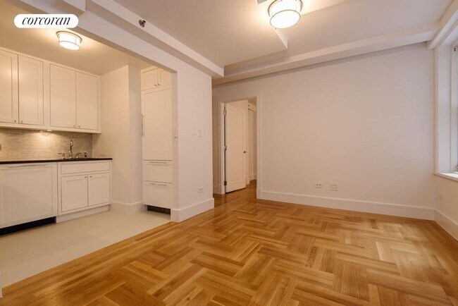 Photo - 27 W 72nd St