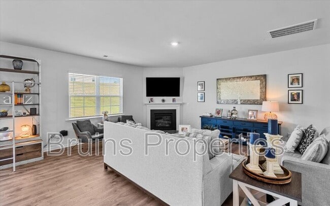 Photo - 349 Willowbrooke Way