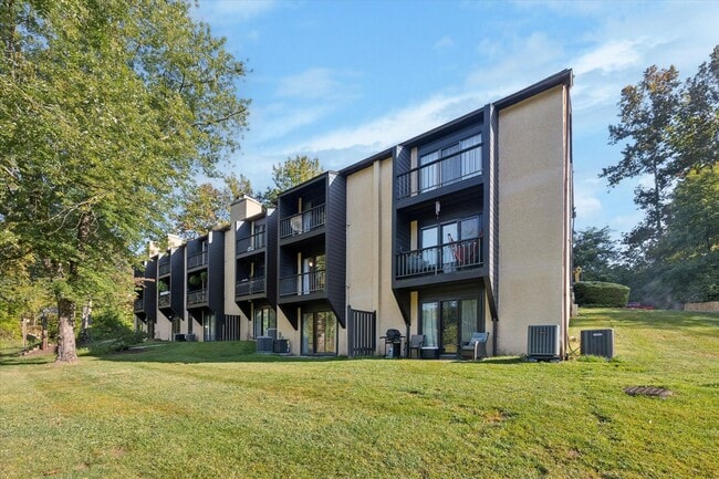 Building Photo - Available Immediately – Renovated 2B/1.5B ...