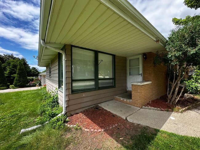 Photo - 490 St Bernard Dr