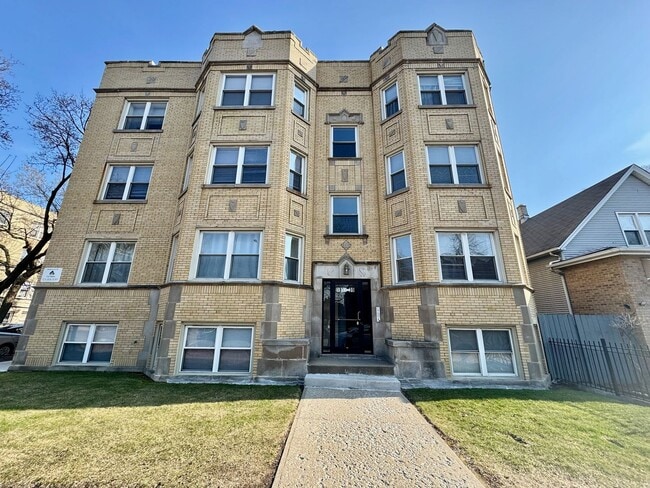 Building Photo - 3 Bedroom Apartment in Rogers Park
