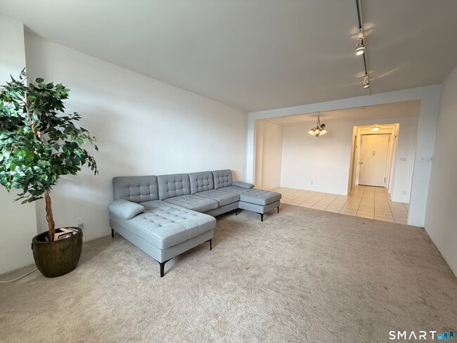 Building Photo - 71 Strawberry Hill Ave Unit 802