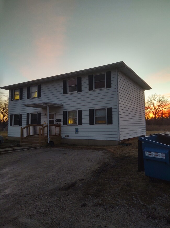 Front of Building - 604 S Shabbona St Apartamentos Unidad 4