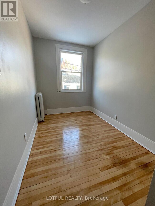 Photo - 4 - 4 1/2 RUSSELL STREET E