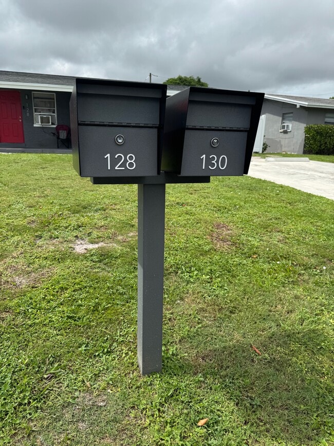 Buzón con llave para la protección de la identidad. - 128 NW 13th Avenue Unidad 128NW13thAve.