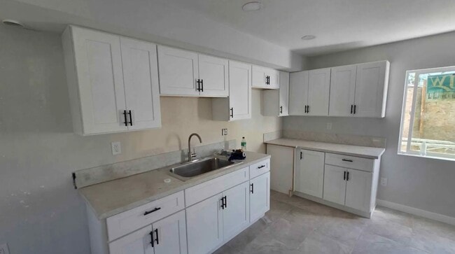 Photo - 1128 E Grand Ave