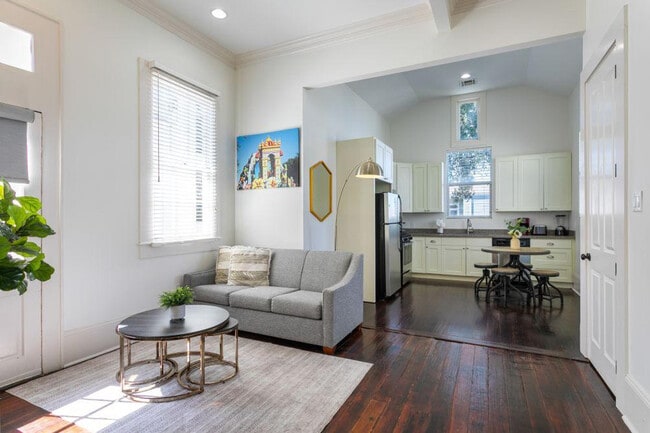 Building Photo - 1523 Carondelet St Rental