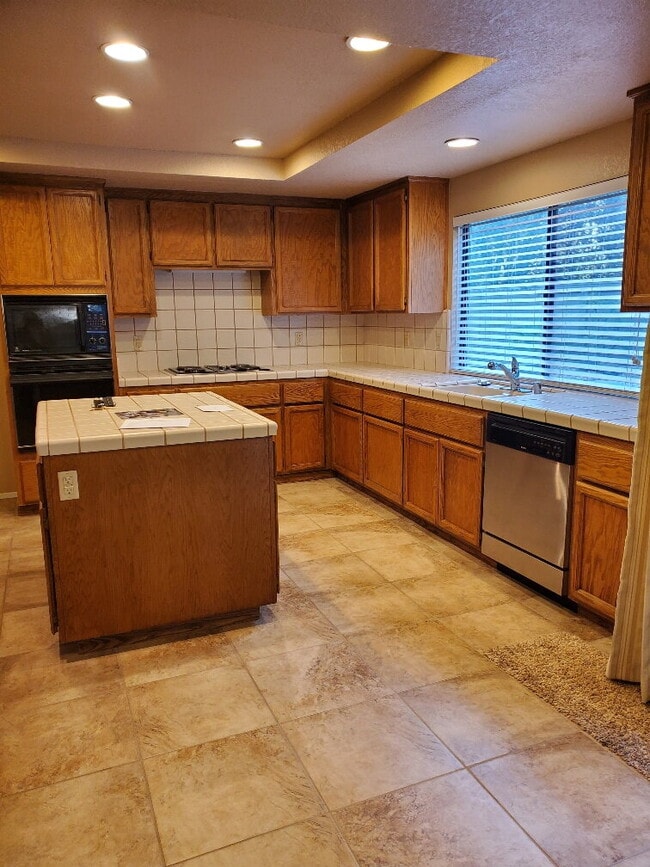 Photo - "Spacious 4-Bed, 3-Bath Oasis in Gold Rive...