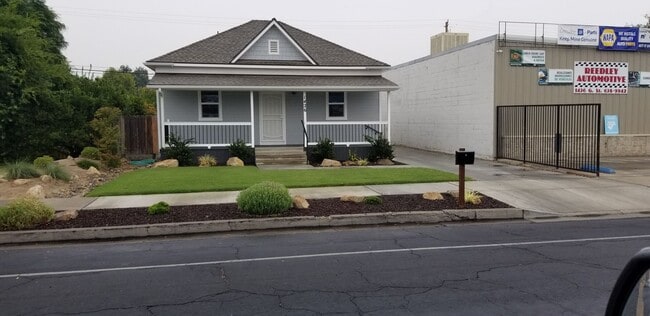 Building Photo - 3 Bedroom 2 Bath in Reedley California