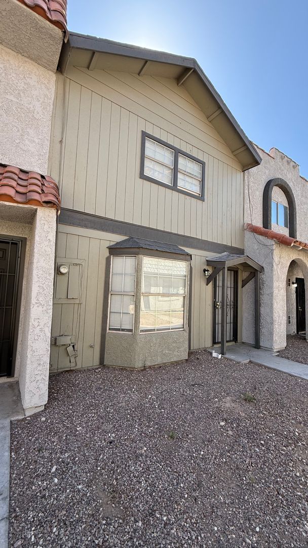 Building Photo - 2 BEDROOMS 1.5 BATHROOMS  TOWNHOUSE AVAILABLE FOR RENT !!!