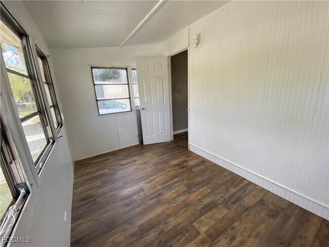 Photo - 4900 Tice St