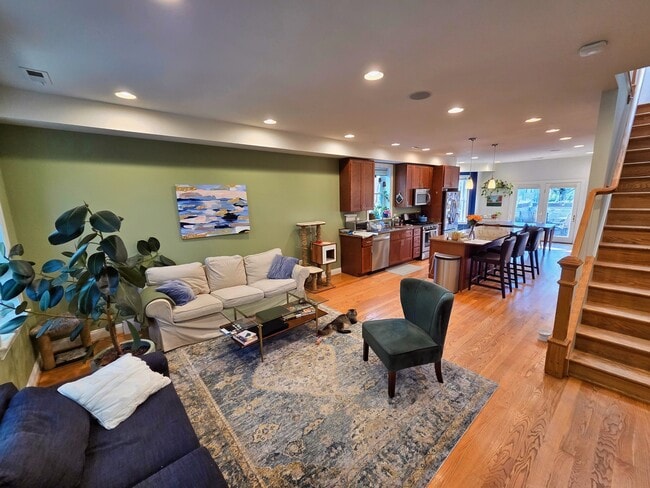 Photo - 907 Webster St NW