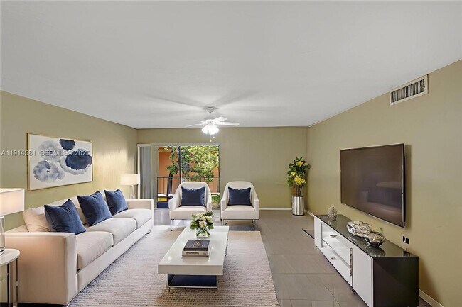 Building Photo - 9459 SW 76th St Unit R7