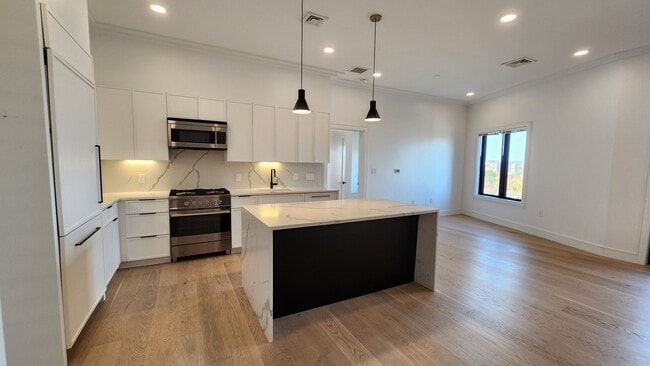 Photo - 58 Leo M Birmingham Pky Unidad #6-03