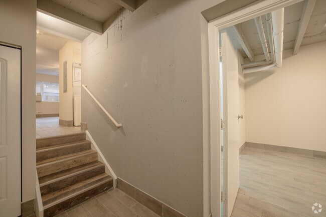 1BR, 1BA - 800SF