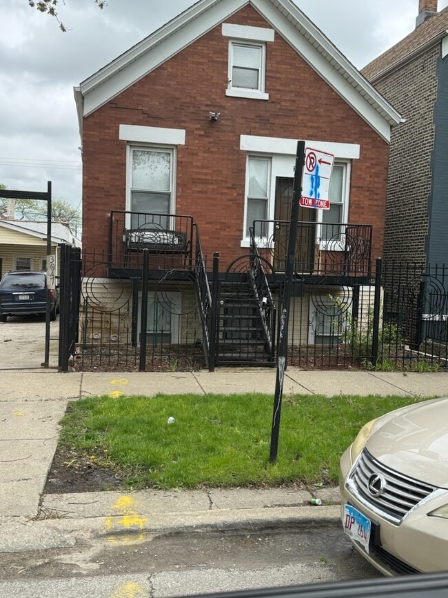 Building Photo - 3049 S Homan Ave Rental